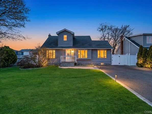 Suffolk VA homes for sale suburban neighborhood with large homes